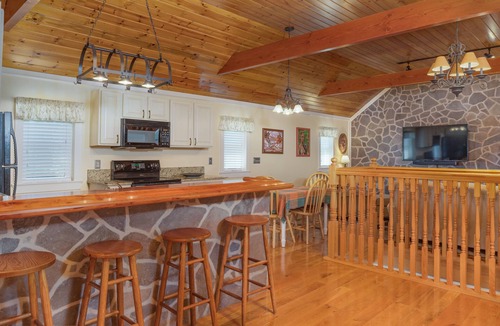 Reinholds Apartment | Gorgeous Studio Apartment on a farm! Animals, flower/vegetable gardens.