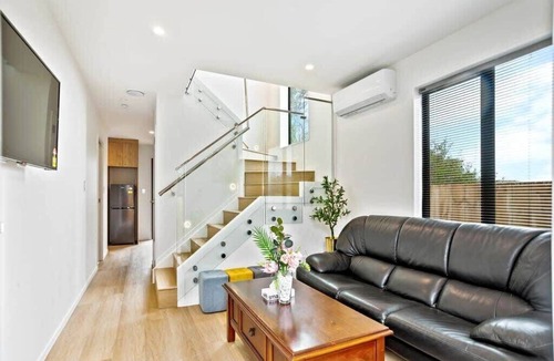 Mangere House | Gorgeous Three Bedroom Home with Free Parking