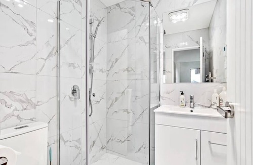 Mangere House | Gorgeous Three Bedroom Home with Free Parking