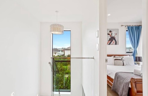 Mangere House | Gorgeous Three Bedroom Home with Free Parking