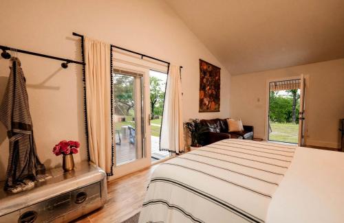 San Saba House | Gorgeous Tiny House with Fire Pit, Games and Barbecue in San Saba, Texas