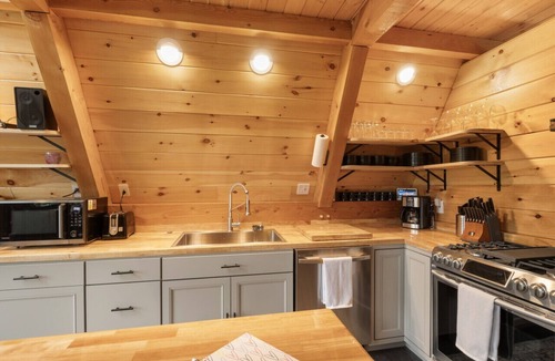 Pittsburg Cabin | Gorgeous Tree House - ON TRAIL