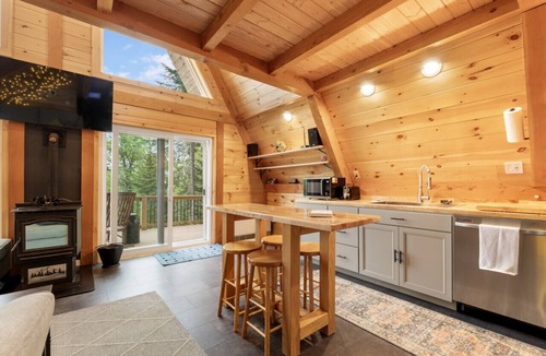 Pittsburg Cabin | Gorgeous Tree House - ON TRAIL