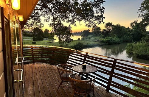 Willis House | Gorgeous Tree House Rental with Lake Views for Glamping in Texas