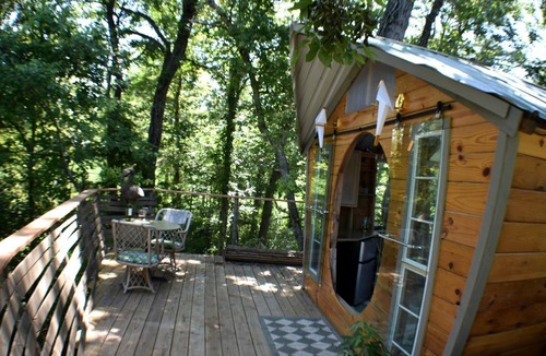 Willis House | Gorgeous Tree House Rental with Lake Views for Glamping in Texas