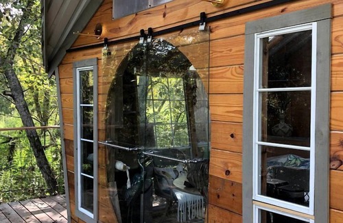 Willis House | Gorgeous Tree House Rental with Lake Views for Glamping in Texas