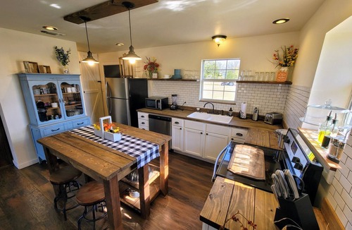 Electra House | Gorgeous Two Bedroom Modern Farmhouse Cottage
