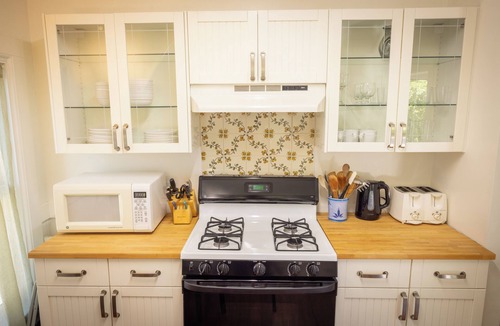 Downtown Berkeley Apartment | Gorgeous Upper Flat in Historic Berkeley Queen Anne Duplex