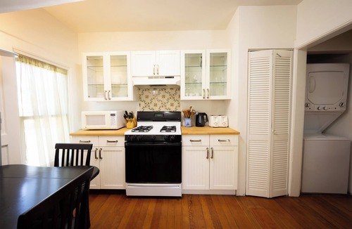 Downtown Berkeley Apartment | Gorgeous Upper Flat in Historic Berkeley Queen Anne Duplex