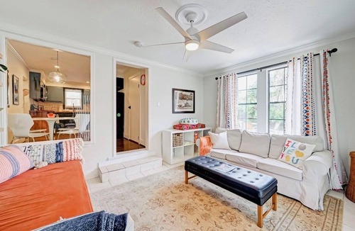 Hyde Park House | Gorgeous Upscale Bungalow in Montrose 3/4 Bedroomsn