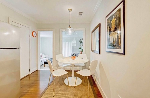 Hyde Park House | Gorgeous Upscale Bungalow in Montrose 3/4 Bedroomsn