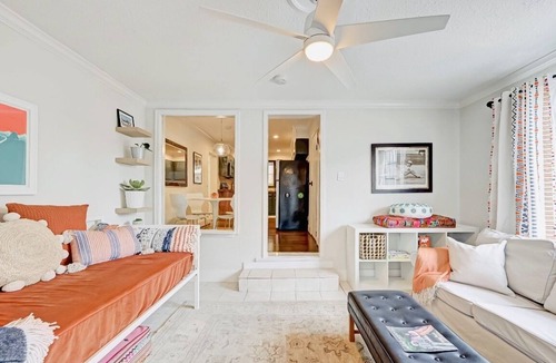 Hyde Park House | Gorgeous Upscale Bungalow in Montrose 3/4 Bedroomsn