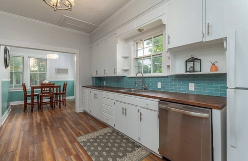 Lebanon House | Gorgeous Victorian home 40min from Lake Ozarks!