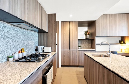 Carlton South Apartment | Gorgeous Views - Spacious CBD Skyline Escape