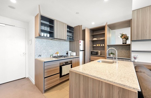 Carlton South Apartment | Gorgeous Views - Spacious CBD Skyline Escape