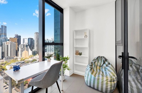 Carlton South Apartment | Gorgeous Views - Spacious CBD Skyline Escape
