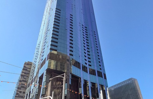 Carlton South Apartment | Gorgeous Views - Spacious CBD Skyline Escape