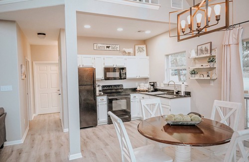 Round Mountain House | Gorgeous Vineyard Home in the middle of the Vines!