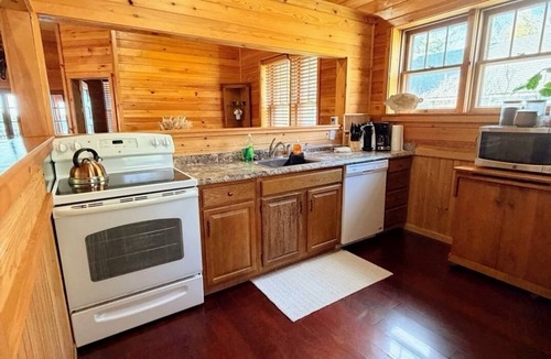 Clayton Cottage | Gorgeous waterfront cottage on the St. Lawrence River