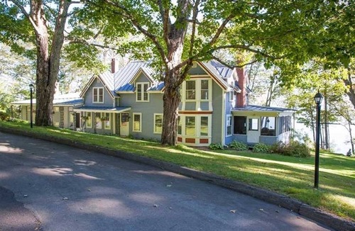 Bayside House | Gorgeous Waterfront Estate In Historic Bayside