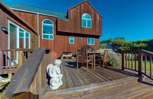 Fort Bragg House | Gorgeous Waterfront home with easy Beach Access