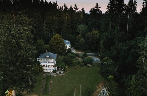 Home House | Gorgeous waterfront homes for weddings!