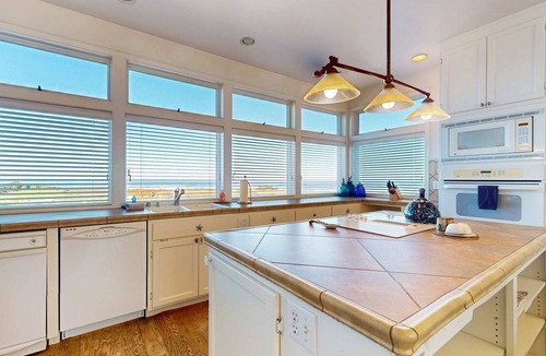 Fort Bragg House | Gorgeous Waterfront home with easy Beach Access