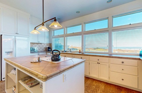 Fort Bragg House | Gorgeous Waterfront home with easy Beach Access