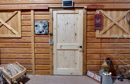 Carmine House | Gorgeous Wooden Cabin with Stunning Sights in Round Top, Texas