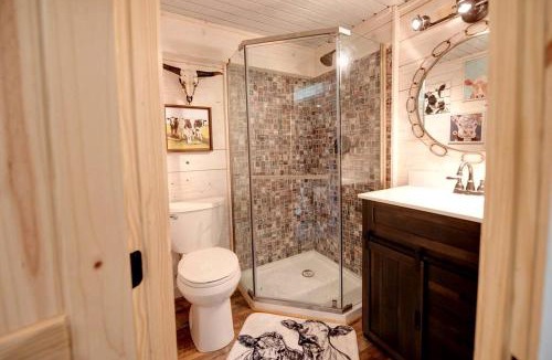 Carmine House | Gorgeous Wooden Cabin with Stunning Sights in Round Top, Texas