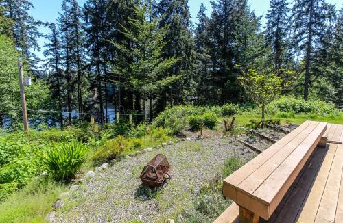 Langley House | Goss Lake Getaway