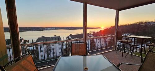 Lakeland Villa | Gourgeous lake views, amazing susets, on main channel