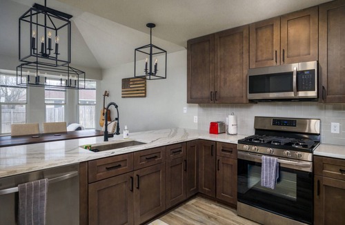 Austin House | Gourmet Kitchen with Large Dining Table, Quiet Neighborhood, Close to COTA and Airport