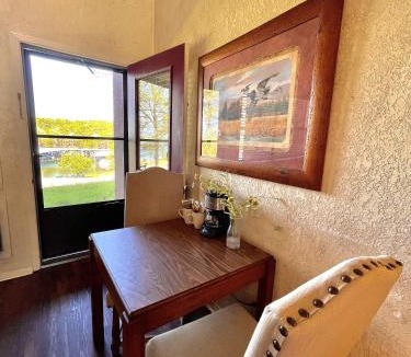 Mount Ida Hotel | GR5 - Mountain Harbor Queen Guest Room on Lake Ouachita
