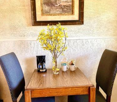 Mount Ida Hotel | GR6 - Mountain Harbor Queen Guest Room on Lake Ouachita