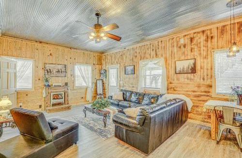 Rucker House | Grace Place Clark House on Farm Shared Hot Tub!