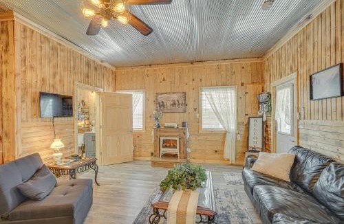 Rucker House | Grace Place Clark House on Farm Shared Hot Tub!