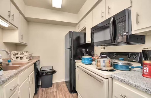 Uptown Apartment | Grace's Galleria Suite Lounge