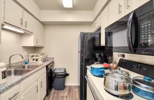 Uptown Apartment | Grace's Galleria Suite Lounge