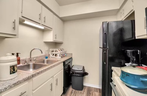 Uptown Apartment | Grace's Galleria Suite Lounge