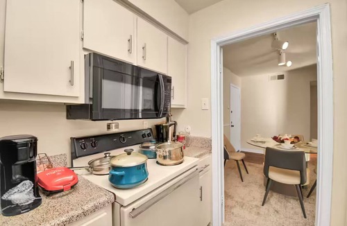 Uptown Apartment | Grace's Galleria Suite Lounge