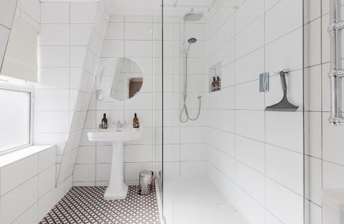 Tring House | Grace's Guesthouse 68a