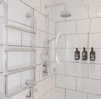 Tring Apartment | Grace's Guesthouse 68b