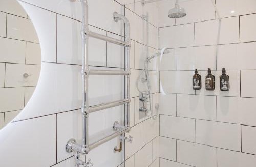 Tring Apartment | Grace's Guesthouse 68b