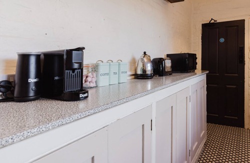 Tring Apartment | Grace`s Guesthouse 68b