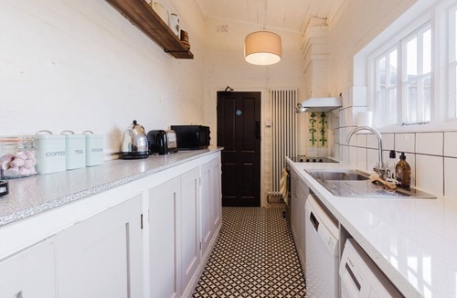 Tring Apartment | Grace`s Guesthouse 68b