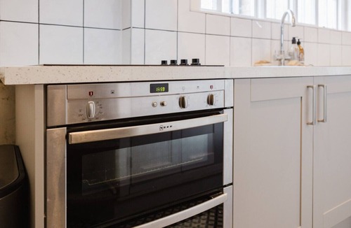 Tring Apartment | Grace`s Guesthouse 68b