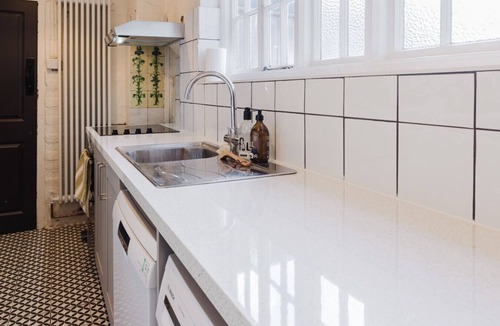 Tring Apartment | Grace`s Guesthouse 68b