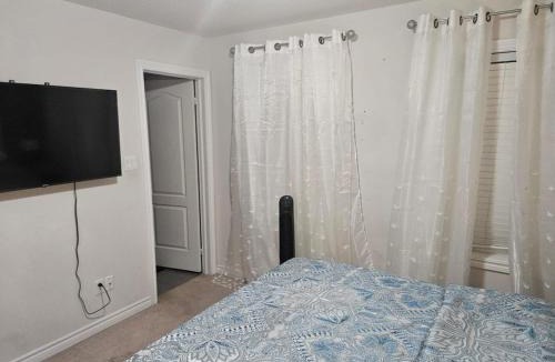 Brampton Apartment | Graceful Residence 3-Bedroom Townhouse with 2 and half Baths