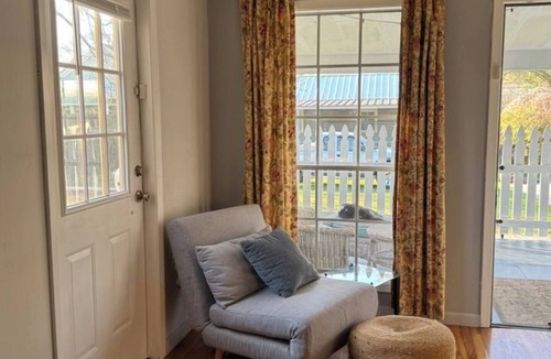 New Iberia Cottage | Graceful studio cottage